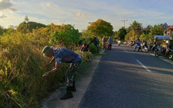 Babinsa Koramil 1413-06/Tomia Galang Gotong Royong Bersihkan Jalan Lintas Desa Patua