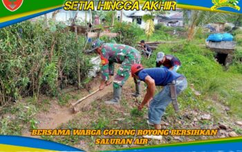 Wujudkan Lingkungan Sehat, Babinsa Moramo Utara Bersama Warga Gotong Royong Bersihkan Saluran Air