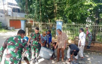 Personel Koramil 1413-11/Wangi-Wangi Bersama Warga Bersihkan Lingkungan Pasar Pagi