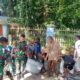 Personel Koramil 1413-11/Wangi-Wangi Bersama Warga Bersihkan Lingkungan Pasar Pagi