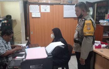 Bhabinkamtibmas Dampingi Warga Laporkan Dugaan Pengancaman ke Polres Parepare