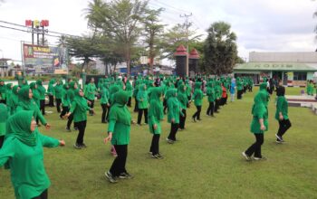 Ketua Persit KCK Cabang XLVII Dim 1412 Koorcab Rem 143 PD XIV/Hasanuddin Beserta Anggota Mengikuti Senam Olahraga Bersama Warakawuri dan Orang Tua Murid TK Kartika