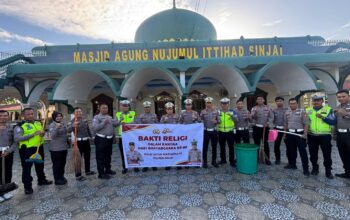 Jelang Hari Bhayangkara Ke-80, Polres Sinjai Gelar Bakti Religi Bersihkan Masjid dan Rumah Ibadah.