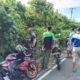 Ciptakan Jalan Bersih dan Aman, Anggota Koramil 1413-11/Wangi-Wangi Kerja Bakti Bersama Warga