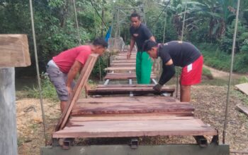Kodim 1413/Buton Lanjutkan Pekerjaan Penyetelan Lantai Jembatan Gantung Garuda