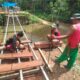 Kodim 1413/Buton Lanjutkan Pemasangan Lantai Papan Jembatan Gantung Garuda di Desa Lawele