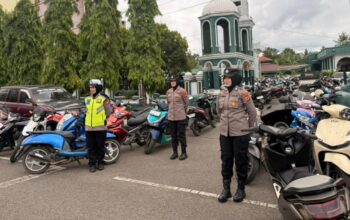 Saat Personel Polki Tunaikan Sholat Jum’at, Polwan Polres Sinjai Kawal Keamanan dan Pelayanan.