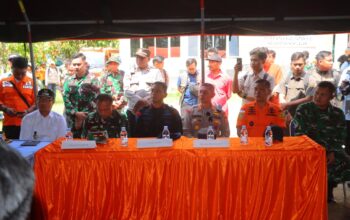 Kapolres Sigi Bersama Dansat Brimob Polda Sulteng Dampingi Kepala BNPB Pusat Beri Semangat bagi Warga Terdampak Gempa