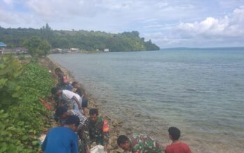 Koramil Kapontori Bersama Warga Gelar Karya Bakti Pembersihan Kawasan Pesisir Pantai Walinda