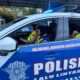 Polwan Ditlantas Polda Sultra Gencarkan “Polantas Menyapa”, Edukasi Pengguna Jalan dengan Public Address di Kota Kendari