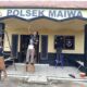 Personel Polsek Maiwa Lakukan Pembenahan Halaman Mako Jelang HUT Bhayangkara Ke 80 Tahun 2026