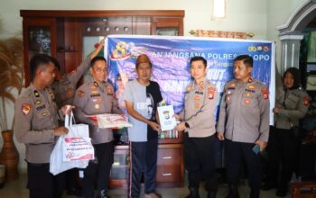Sambut HUT Bhayangkara ke-80, Polres Palopo Gelar Anjangsana kepada Personel Sakit dan Purnabakti