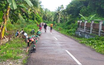 Karya Bakti, Koramil 1413-05/Kaledupa Bersama Warga Bersihkan Kiri Kanan Jalan di Desa Sandi