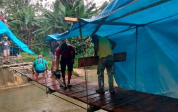 Kodim 1413/Buton Intensifkan Pemasangan Lantai Jembatan Gantung Garuda di Lawele