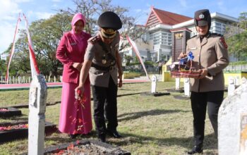 Mengenang Jasa Pahlawan, Polres Soppeng Gelar Upacara dan Ziarah Rombongan Hari Bhayangkara ke-80
