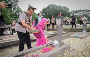 Dirlantas Polda Sultra Ikuti Ziarah dan Tabur Bunga di TMP Watubangga, Wujud Penghormatan kepada Jasa Para Pahlawan dalam Hari Bhayangkara ke-80