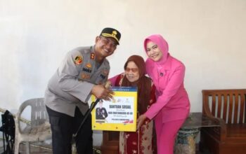 Kapolres Enrekang Silaturahmi dan Salurkan Bansos kepada Warakauri dan Dian Kemala, Wujud Empati Polri pada Momentum HUT Bhayangkara ke-80