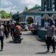 Rutin Setiap Pelaksanaan Sholat Jumat, Polwan Polres Sinjai Siaga Kawal Keamanan dan Pelayanan.