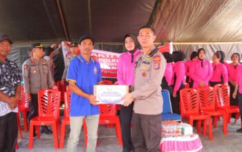Salurkan Bantuan di Posko Pengungsian Uenuni, Kapolres Sigi: “Kami Hadir Membawa Kepedulian”