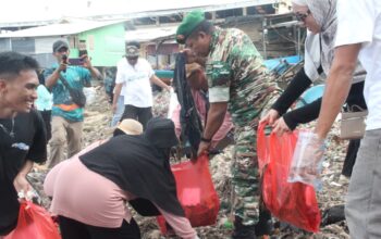 Tanpa Sekat, Babinsa Lasalimu Hadir dan Bekerja Bersama Warga Bersihkan Pantai