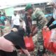 Tanpa Sekat, Babinsa Lasalimu Hadir dan Bekerja Bersama Warga Bersihkan Pantai