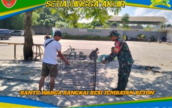 Wujud Kemanunggalan TNI, Babinsa Koramil Mandonga Bantu Warga Rangkai Besi Jembatan Beton