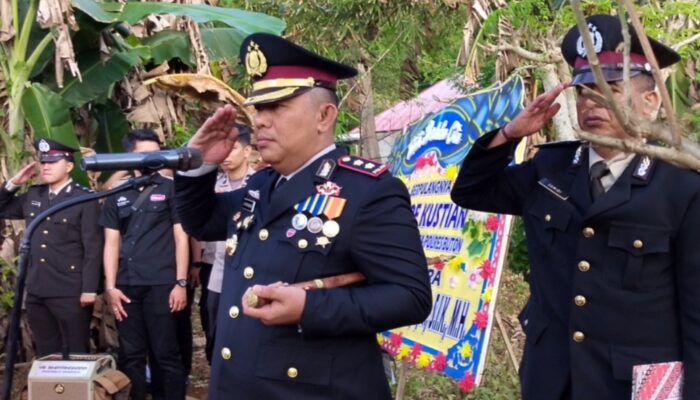 Kapolres Buton Pimpin Upacara Pemakaman Almarhum Iptu La Ode Kustian 