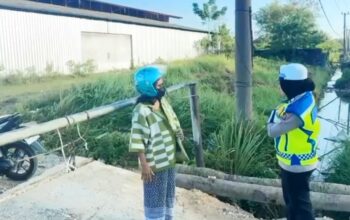 Polwan Ditlantas Polda Sultra Gaungkan Tertib Berlalu Lintas Lewat Program “Polantas Menyapa” di Kota Kendari