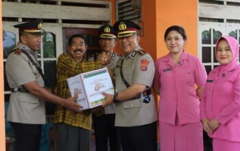 Kapolres Buton Bersama Ketua Bhayangkari Berikan Tali Asih kepada Warakawuri Jelang Hari Bhayangkara ke-80