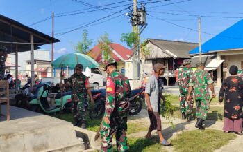 Jaga Kebersihan Lingkungan, Babinsa Mawasangka dan Warga Kompak Bersihkan Pasar Lamaraja
