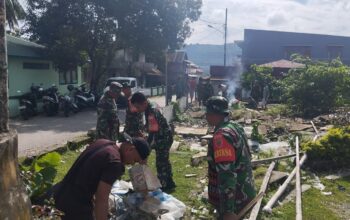 Babinsa Koramil 1413-09/Sampolawa Satukan Langkah Bersama Warga dalam Aksi Bersih Pasar