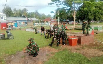 Bersihkan Kawasan Dermaga Feri Bandar Batauga, Koramil 1413-07/Batauga Gelar Kerja Bakti Bersama Warga