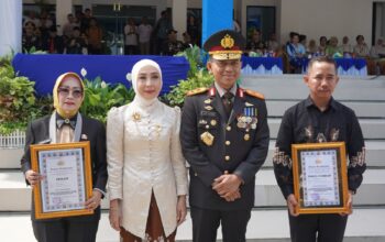 Hari Bhayangkara ke-80, Kapolda Sulteng Serahkan Bansos dan Penghargaan kepada Tokoh Masyarakat serta Personel Polri