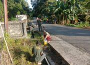 Babinsa Koramil 1413-05/Kaledupa Bersama Warga Gotong Royong Bersihkan Lingkungan, Wujudkan Jalan Desa yang Asri