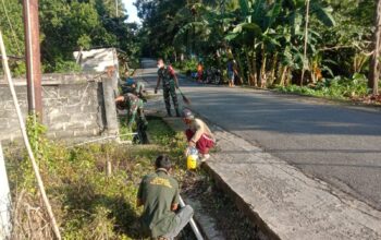 Babinsa Koramil 1413-05/Kaledupa Bersama Warga Gotong Royong Bersihkan Lingkungan, Wujudkan Jalan Desa yang Asri