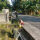 Babinsa Koramil 1413-05/Kaledupa Bersama Warga Gotong Royong Bersihkan Lingkungan, Wujudkan Jalan Desa yang Asri