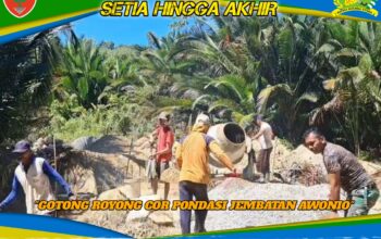 Wujud Kemanunggalan TNI, Babinsa Kodim 1417/Kendari dan Warga Gotong Royong Cor Pondasi Jembatan Awonio
