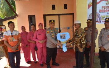 Wujud pengabdian di Hari Bhayangkara ke-80, Kapolres Morowali Utara resmikan Bedah Rumah warga di Desa Tompira 