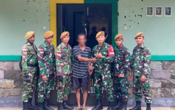 Satgas Pamtas RI-MALAYSIA Yonarmed 19/Bogani Terima Penyerahan Senjata Api Dari Warga Perbatasan di Kabupaten Sambas