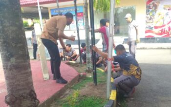 Usai Apel Pagi, Personel Polres Sinjai Kompak Gotong Royong Bersihkan Mako.