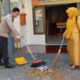 Untuk Menjaga Kebersihan Lingkungan, Bhabinkamtibmas Ini Bersihkan Kelurahan Ujung Sabbang 