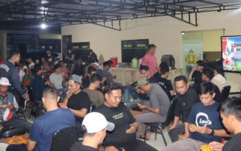Moment Hari Bhayangkara Ke-80 Makin Semarak, Polres Sinjai dan Wartawan Adu Strategi di Turnamen Domino.