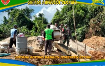 Wujud Kemanunggalan TNI, Babinsa Koramil Tinanggea dan Warga Lapoa Indah Gotong Royong Bangun Jembatan Beton