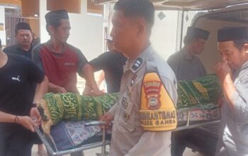 Bhabinkamtibmas Polres Soppeng Melayat ke Rumah Duka Ibunda Kepala Desa Enrekeng, Wujud Empati dan Kedekatan dengan Masyarakat