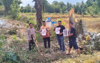 Respon Cepat Laporan Warga, Bhabinkamtibmas Polres Soppeng Mediasi Pembakaran Lahan agar Tak Ganggu Permukiman