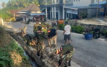 Karya Bakti Bersihkan Bahu Jalan dan Drainase, Personel Koramil 1413-05/Kaledupa Bersama Warga Ciptakan Lingkungan Bersih