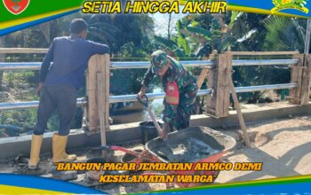 Jamin Keamanan Warga, Babinsa Koramil Unaaha Gotong Royong Bangun Pagar Jembatan Aramco