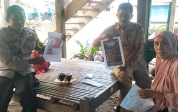 Bhabinkamtibmas Polres Soppeng Antar Izin Keramaian Sekaligus Berikan Edukasi Kamtibmas kepada Warga