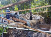 Pembangunan Jembatan Beton di Kelurahan Wasaga Masuki Tahap Cor Lantai Kerja dan Cor Dasar Pondasi