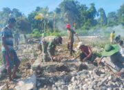 Babinsa Koramil 1413-11/Wangi-Wangi Turun Tangan Bangun Pondasi Musholla, Bukti Kedekatan TNI dengan Rakyat